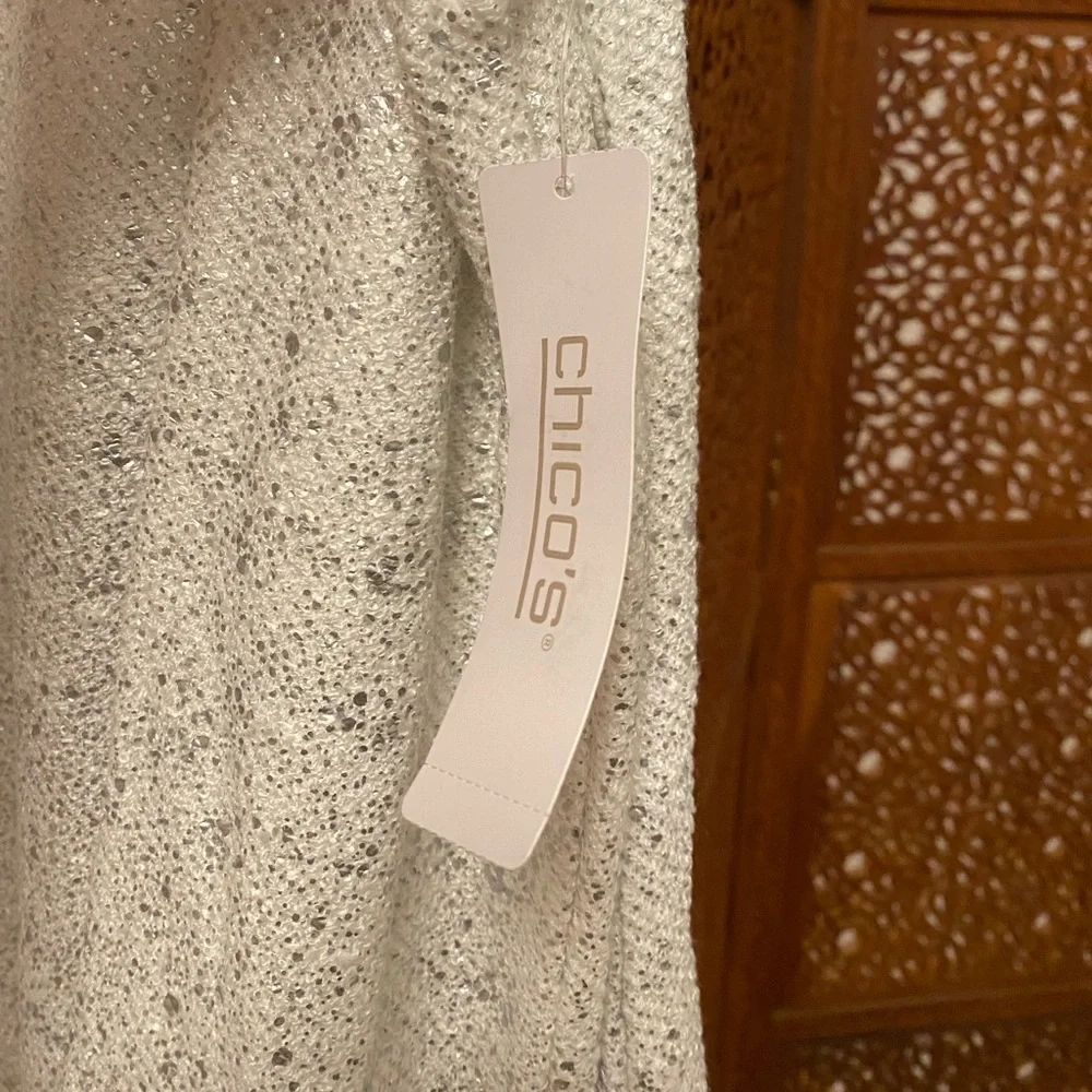 🚺 🆕 Weekends by Chico’s white/silver shimmer sweater top - Picture 4 of 9